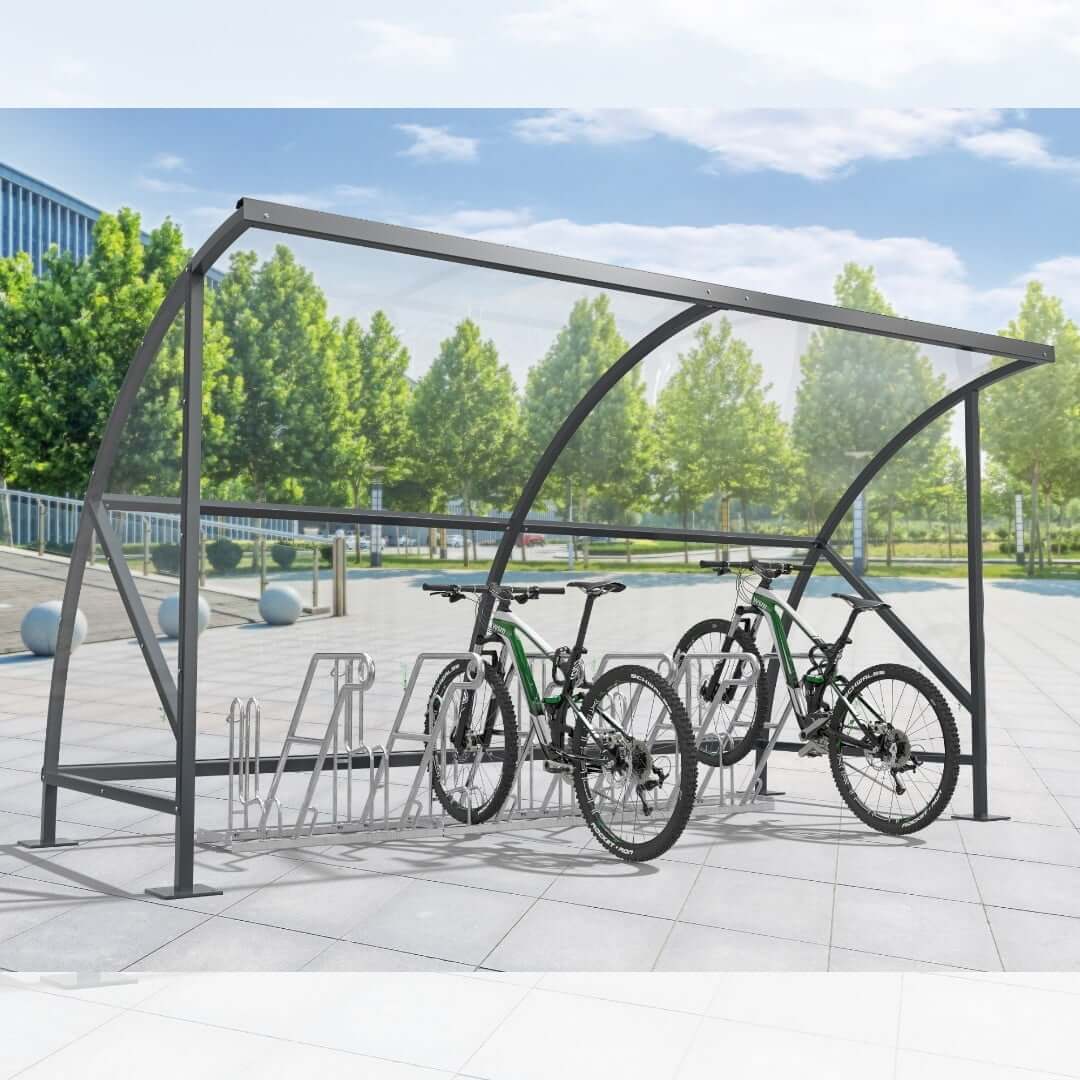 Gerenderde afbeelding van een moderne fietsenstalling met boogvormig polycarbonaat dak en RAL 7016 stalen frame, inclusief hoog-laag fietsenrek.