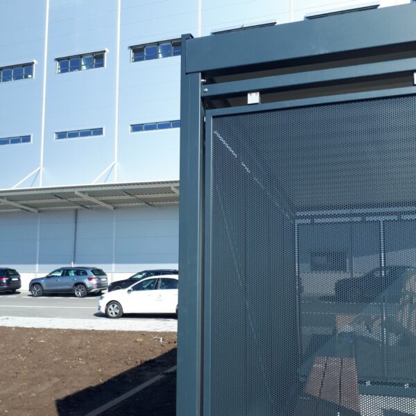 Detail fietsenstalling: afwerking geperforeerd staal Detailfoto van hoogwaardige stalen fietsenstalling met geperforeerde wand van Umfeldt