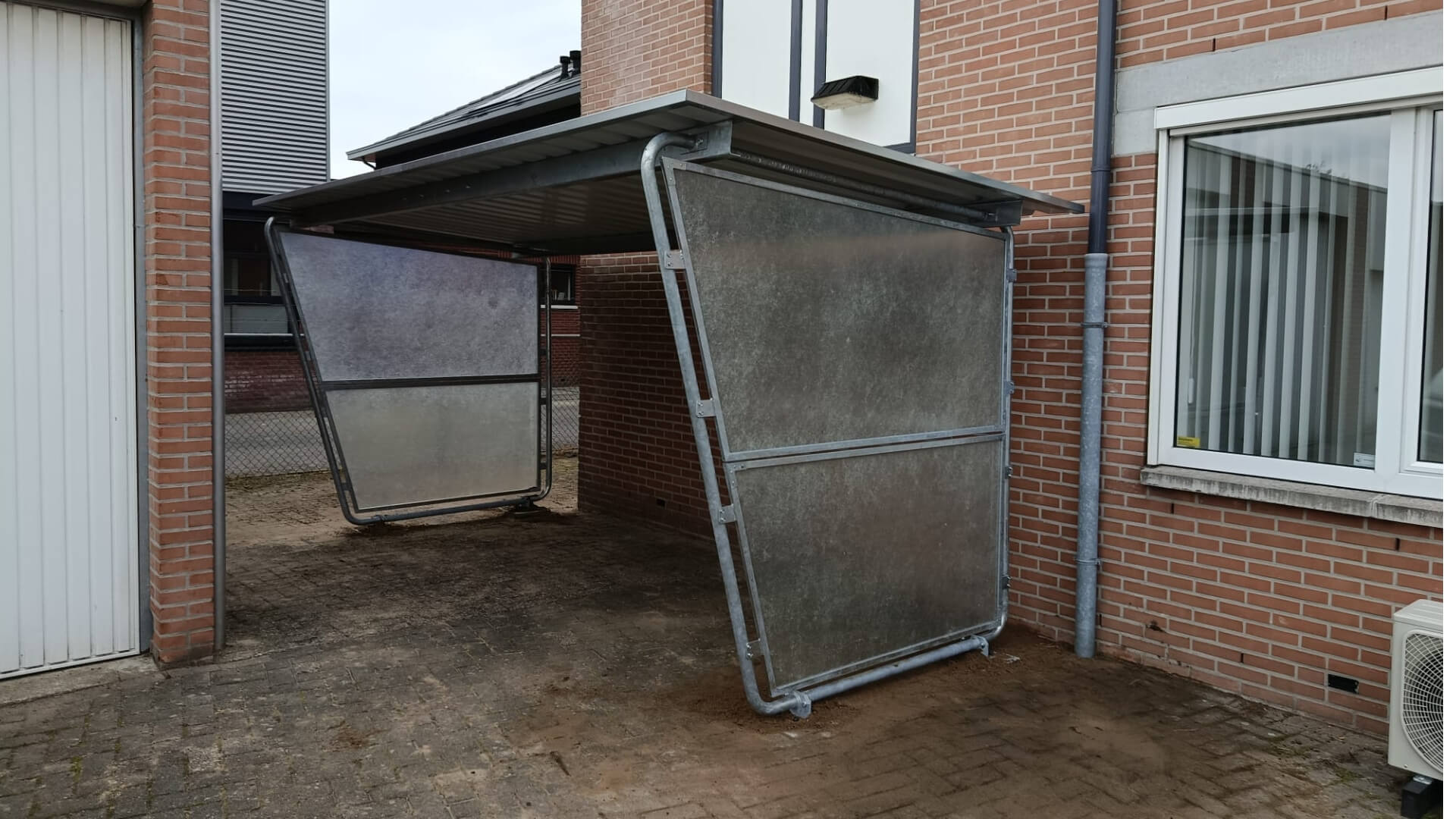 Bouwpakket fietsenstalling met metalen wanden, geschikt voor bedrijven en instellingen die een fietsenstalling willen kopen