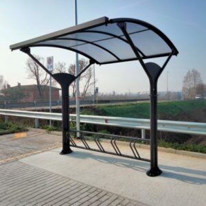 Fietsoverkapping van staal met gebogen polycarbonaat dak en fietsenrek voor 5 fietsen op bestrating