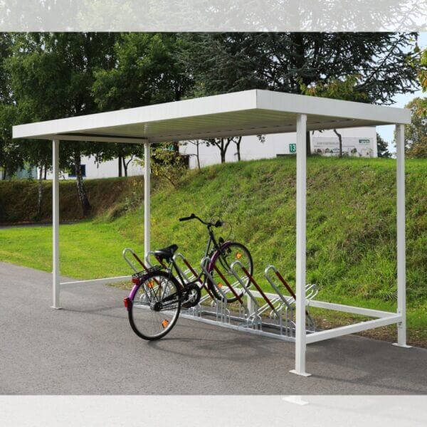 Modulaire bouwpakket fietsenstalling kopen voor 8 fietsen Witte fietsoverkapping in RAL-9002 met geïntegreerd hoog-laag fietsenrek inclusief valbeugel, geplaatst op een geasfalteerde ondergrond.