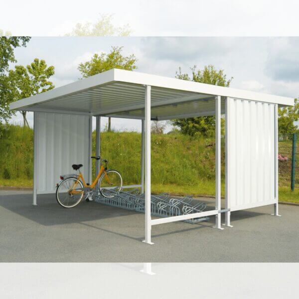 Fietsenstalling online aanschaffen Witte fietsenstalling in RAL 9002, geleverd als bouwpakket met optionele zijwanden en een dubbelzijdig hoog-laag fietsenrek voor meerdere fietsen.