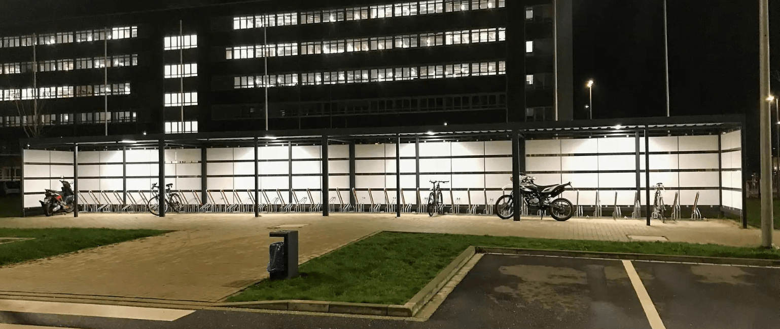 fietsenstalling met verlichting