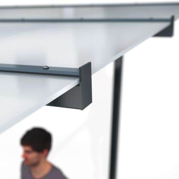 Glazen dakconstructie op robuust stalen frame van WSM Detail stalen frame met glazen dak van WSM rook- en fietsoverkapping