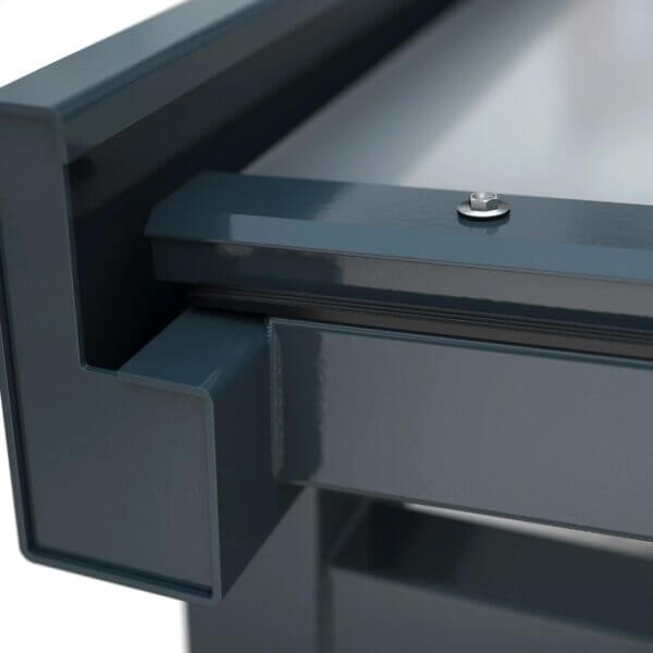 Net afgewerkte dakrand met glasplaat voor WSM fiets en rookoverkapping Detail dakafwerking WSM overkapping met glazen dakplaat