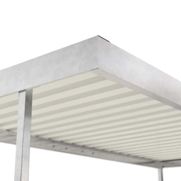 Dakafwerking fietsenstalling met trapeziumplaat in detail Detailfoto dakafwerking fietsenstalling met trapeziumplaat van verzinkt staal