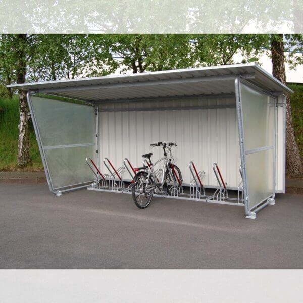 Fietsoverkapping met bescherming en hoog-laag fietsrek Fietsoverkapping met zij- en achterwanden en een verzinkt hoog-laag fietsenrek op asfalt, voorzien van enkele geparkeerde fietsen.