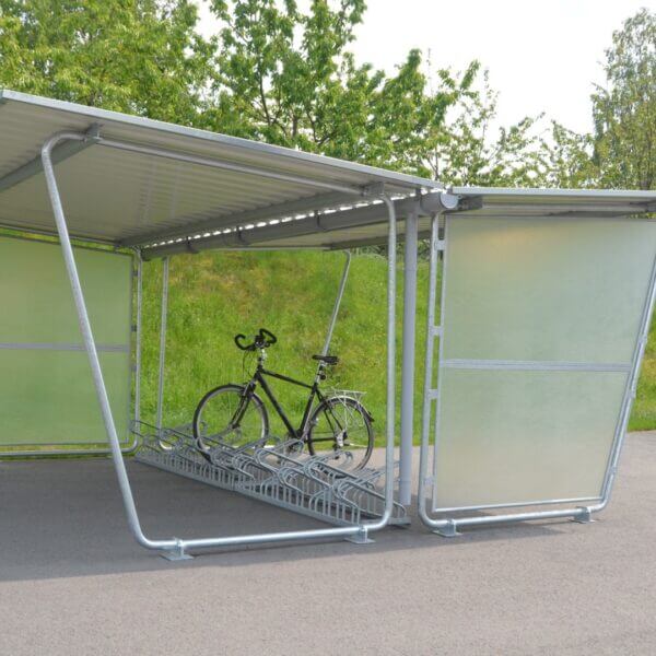 Overdekte bouwpakket fietsenstalling direct aanschaffen Budgetvriendelijke overdekte fietsenstalling met verzinkte buizenconstructie, optionele zijwanden en een geïntegreerd hoog-laag fietsenrek.