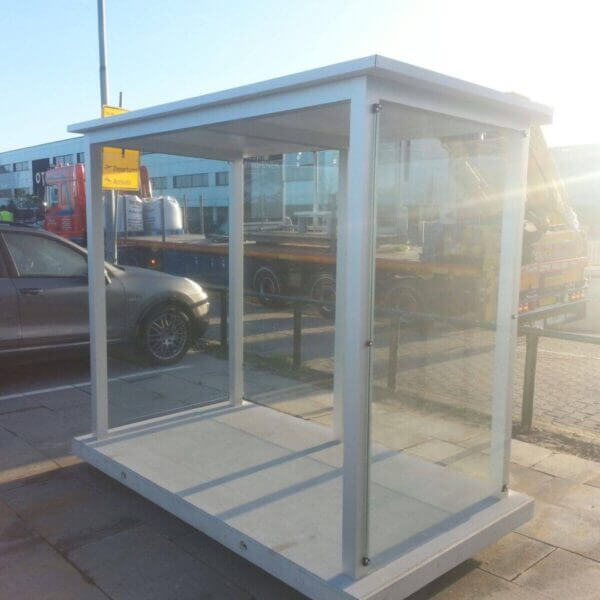 Prefab rookcabine 270x150 cm op betonplaat aanschaffen Prefab rookcabine voor bedrijven en instellingen, 270x150 cm, volledig uitgevoerd met glazen wanden en geleverd inclusief prefab betonplaat.