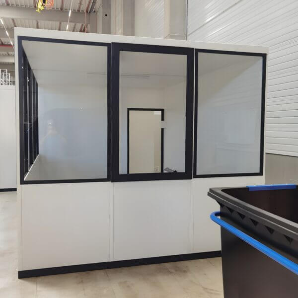 Prefab kantoorunit direct online aanschaffen Prefab kantoorunit W serie met ramen geplaatst in industriële hal