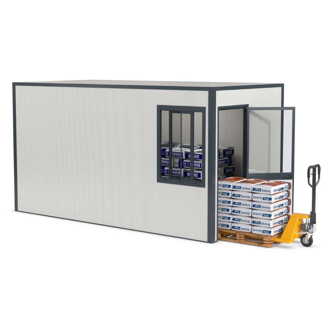 Opslagcontainer voor materialen met pallet en raam voor gemakkelijke toegang.