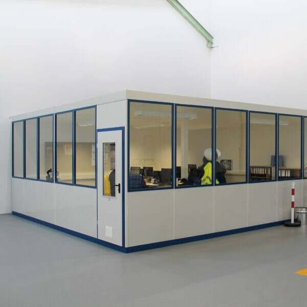 Kantoorunit voor binnen in industriële omgeving Kantoorunit voor binnen aan te schaffen met ramen, geschikt als kantoorruimte in een industriële omgeving.