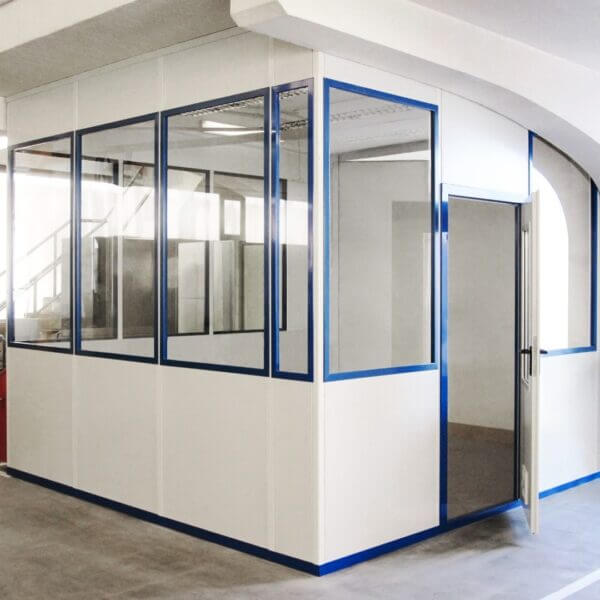 Modulaire kantoorunit voor binnen Modulaire kantoorunit met glazen wanden en deur, ideaal voor binnen gebruik.