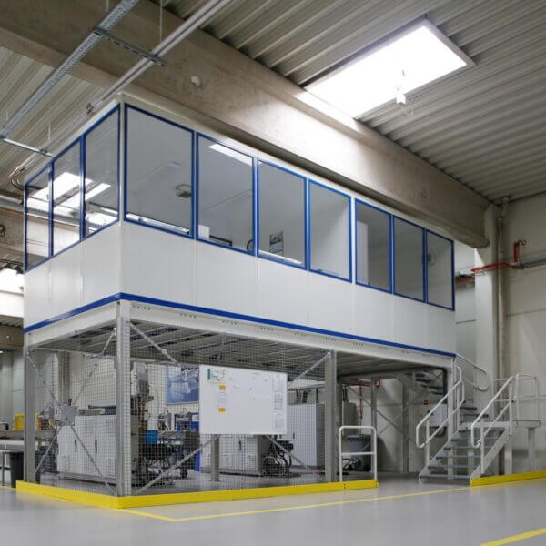 Zelfbouw kantoorunit Zelfbouw kantoorunit op twee verdiepingen met trap.