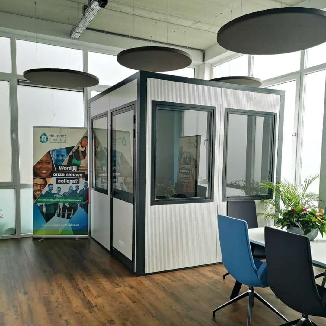 Zelfbouw kantoorunit voor flexibele werkruimtes, welke eenvoudig te plaatsen en aan te passen is, geplaats in een kantoor.