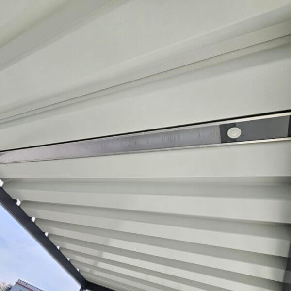 LED-verlichting met sensor in rookoverkapping bestellen Detail van LED-verlichting met bewegingssensor gemonteerd in het plafond van een rookoverkapping.