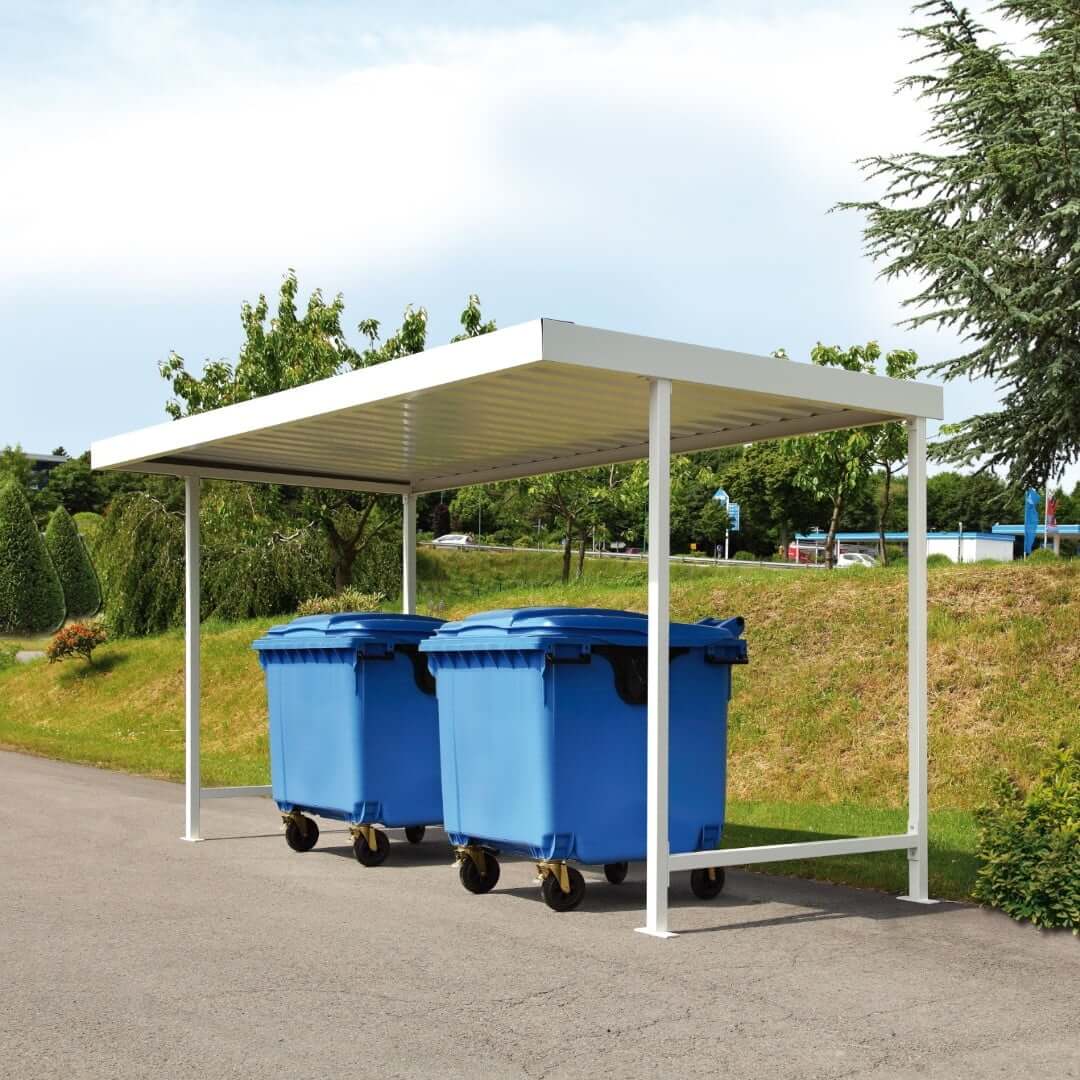 Witte containeroverkapping van staal op asfalt met blauwe containers