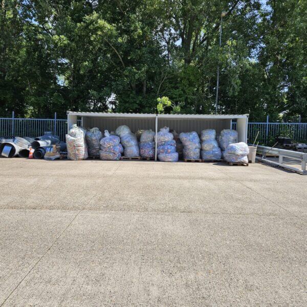Materiaaloverkapping voor oplsga goederen online aanschaffen Materiaaloverkapping met zij- en achterwand, gebruikt voor de opslag van goederen op pallets.