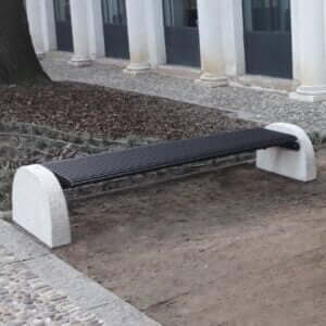 Umfeldt parkbank van staal en beton met gebogen betonnen poten, geplaatst op een plein