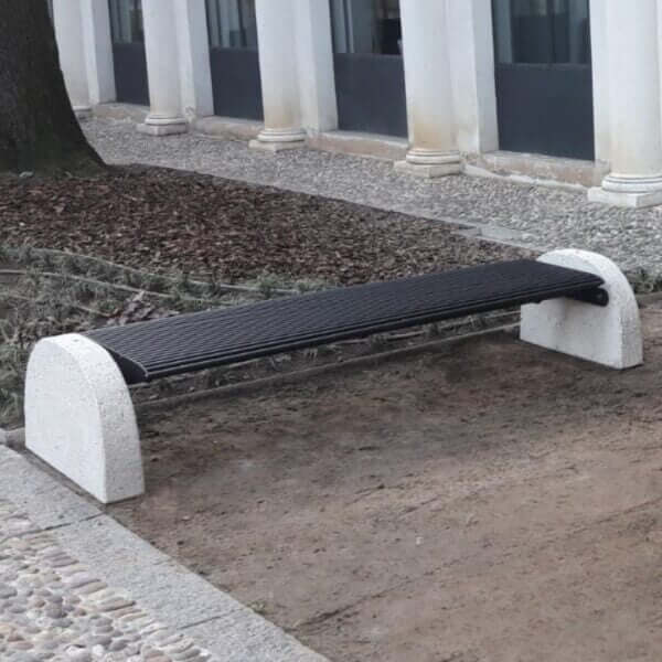 Umfeldt parkbank van staal en beton met gebogen betonnen poten, geplaatst op een plein