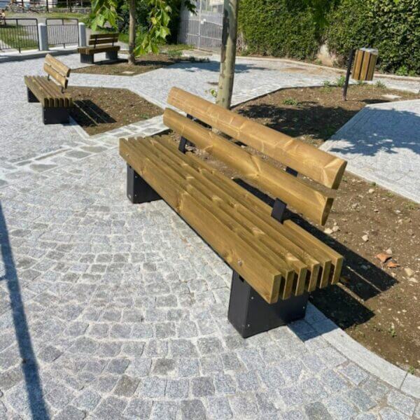 Bank voor buiten met houten balken kopen Parkbank van 180 cm met grenenhouten latten en zwarte onderstellen, geplaatst op een plein met bomen