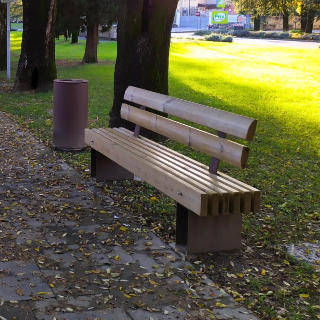 Parkbank van grenenhout en 180cm met rugleuning en stalen onderstel op parkpad