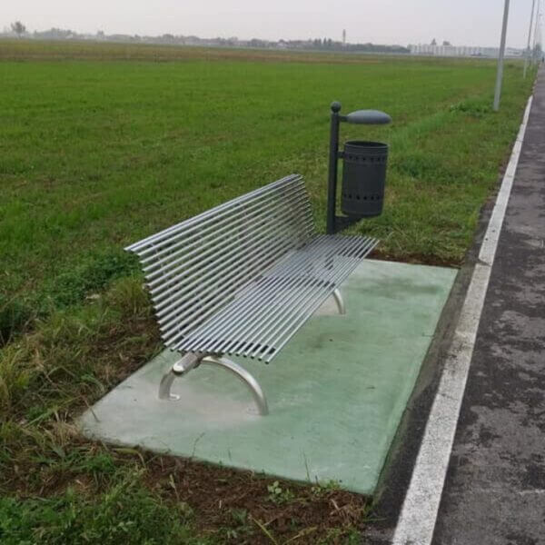Roestvrijstalen parkbank – onderhoudsvrij en vandalismebestendig Roestvrijstalen parkbank met geïntegreerde prullenbak, ideaal voor duurzame buitenruimtes.