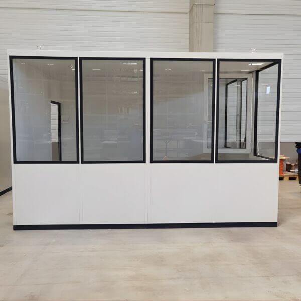 Prefab Kantoorunit 4x3m Kopen Prefab Kantoorunit van 4x3m met veel ramen geplaats in een bedrijfsal