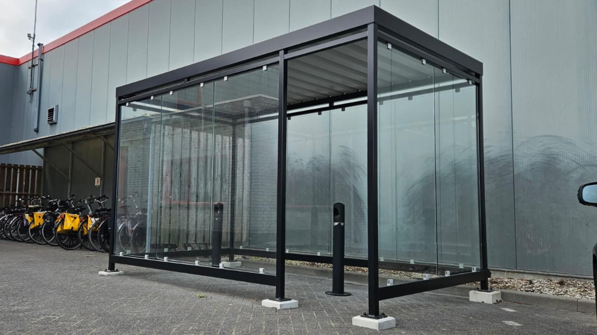Rookabri 4x2 meter met ESG glazen wanden en gepoedercoat stalen frame in RAL-7016.