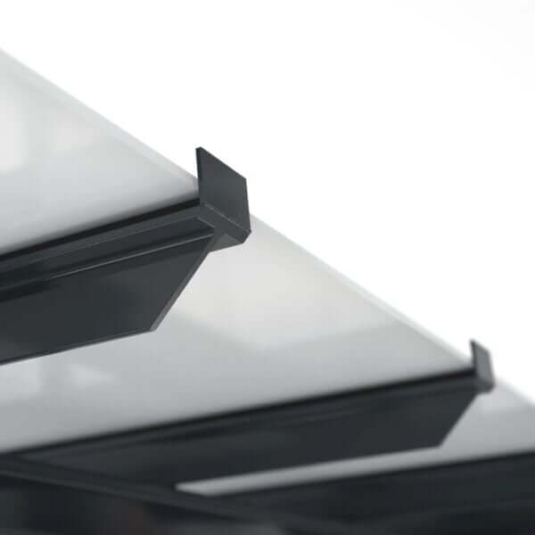 Dakafwerking van een rookabri en fietsoverkapping met glazen dak Detail van dakafwerking van en rookabri, bushokje en fietsoverkapping met metalen eindkap op glasconstructie