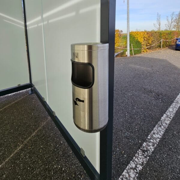 RVS wandasbak 10L in rookabri kopen Detail van een RVS wandasbak met 10 liter inhoud, gemonteerd in een rookabri met glazen zijwand.