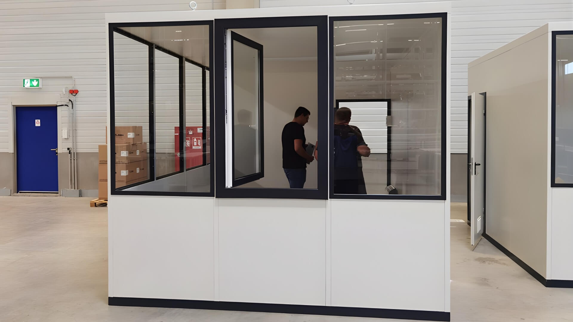 Modulaire kantoorunit W serie 4x3m met deur en ramen in bedrijfshal