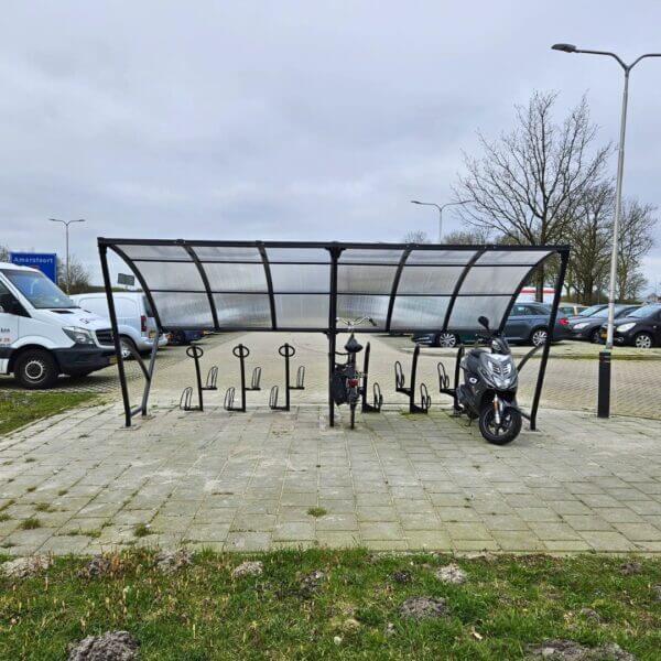 Robuuste fietsenoverkapping voor fietsen en scooters Fietsoverkapping van 5 meter geplaats op een carpool.