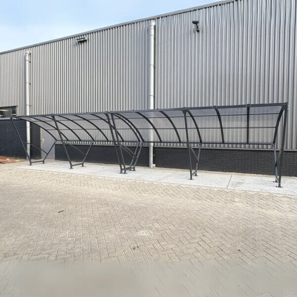 fietsenstalling van 10 meter direct aanschaffen Fietsenstalling van 10 meter geproduceerd van staal en polycarbonaat, in kleur zwart en geplaatst op beton