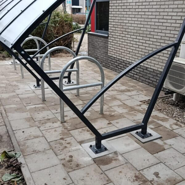 Fietsoverkapping van 5 meter direct online aanschaffen Fietsoverkapping van 5 meter in RAL 7016 antraciet geleverd in Woerden met robuust stalen frame en fietsbeugels naast bedrijfspand