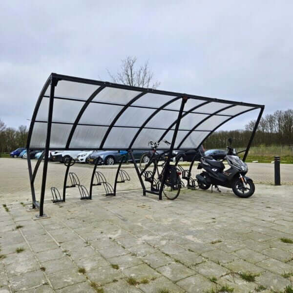 Stalen fietsoverkapping Marne voor 5 fietsen Fietsoverkapping Marne zwart van staal en polycarbonaat voor 5 fietsen.