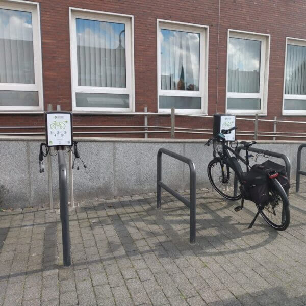 Fietslaadpunt voor E-bikes – Vrijstaand en Weerbestendig Vrijstaand fietslaadpunt met meerdere oplaadkabels, geschikt voor e-bikes en openbare locaties.