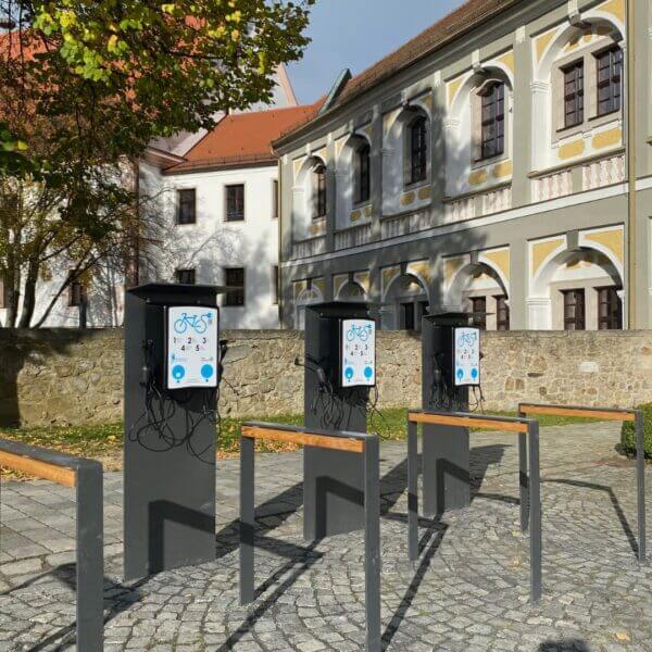 Laadstation voor Fietsenstalling – Efficiënt Oplaadpunt voor E-bikes Laadstation voor elektrische fietsen, wandgemonteerd bij een fietsenstalling, met meerdere oplaadpunten.