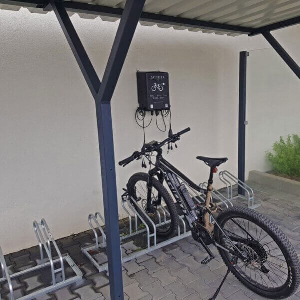 E-bike Laden – Laadstation voor Elektrische Fietsen onder Overkapping E-bike laadstation onder fietsoverkapping, voorzien van meerdere aansluitingen voor elektrische fietsen
