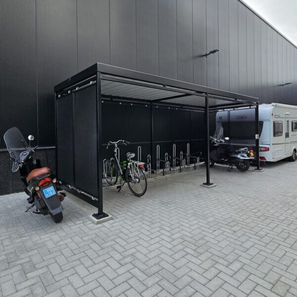 fietsoverkapping-hagen-bonn-kopen Rijwieloverkapping van zwart gecoat staal met geperforeerde zijwanden. 6x2m, voorzien van fietsenrekken en scooterstalling.