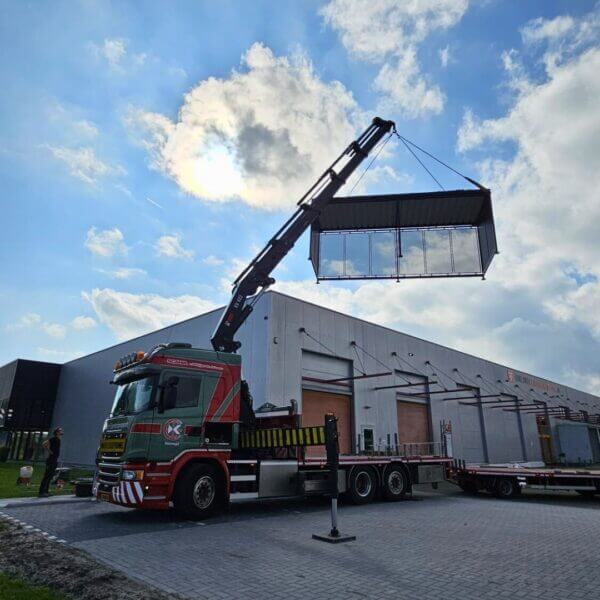 Transport & montage rijwieloverkapping – Snel & efficiënt Transport en montage van rijwieloverkapping Bonn 6x2m, geleverd en geplaatst met loskraan bij Online Veilingmeester.