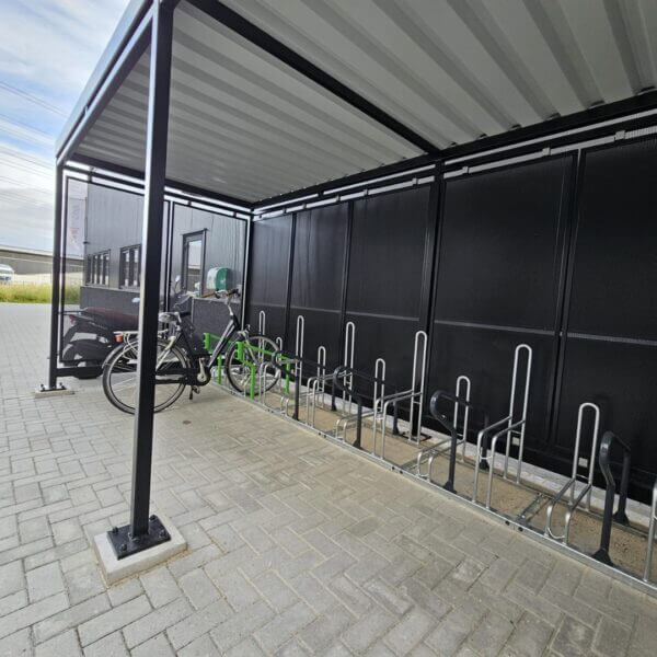 Rijwieloverkapping met e-bike oplaadpunten – Duurzaam & modern Moderne rijwieloverkapping met geïntegreerde fietsrekken en oplaadpunten voor e-bikes. Duurzaam, onderhoudsarm en leverbaar in diverse maten en kleuren.