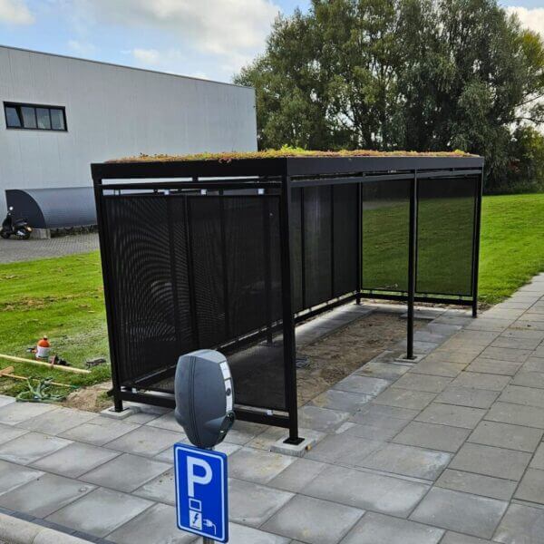 rijwielstalling met sedumdak direct kopen Moderne rijwielstalling met geperforeerde stalen wanden, fietsaanleunbeugels en een sedumdak. Geplaatst bij Online Veilingmeester Groningen.