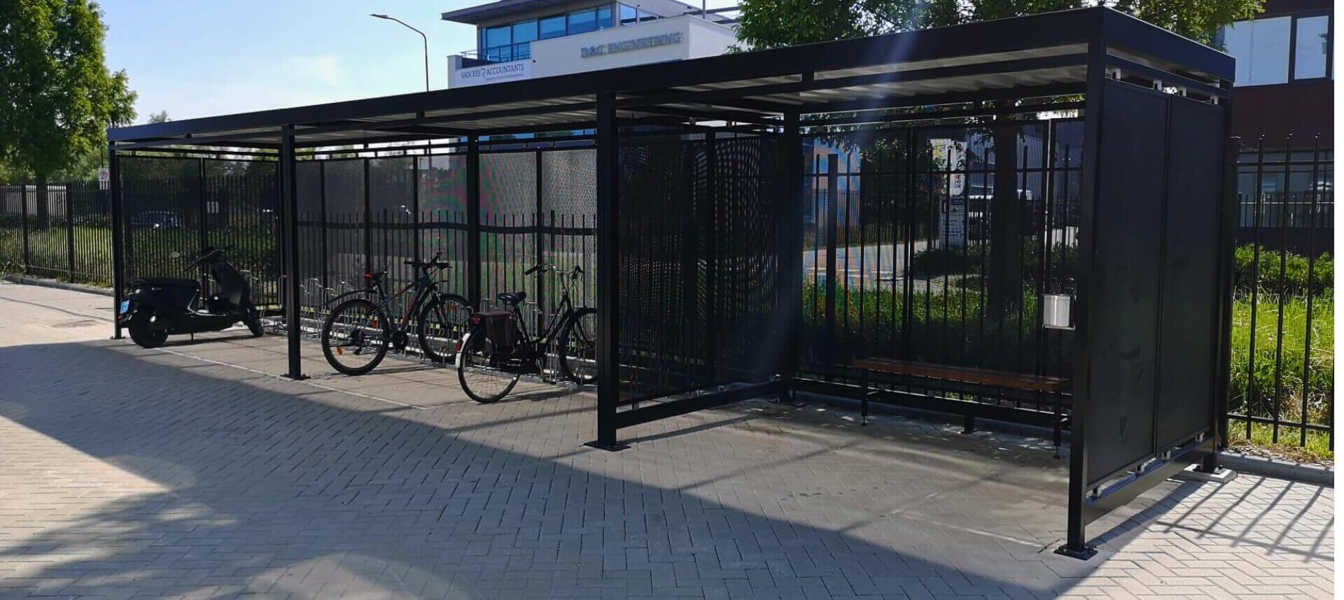 Luxe fietsoverkapping Bonn met geperforeerde stalen wanden bij bedrijfspand, moderne overkapping voor fietsen