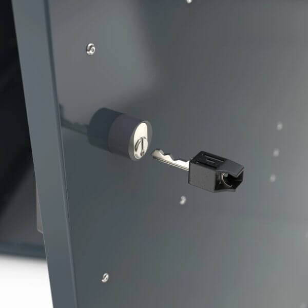 fietsopbergbox met slot direct aanschaffen Detail van cilinderslot met sleutel op een grijs stalen deurpaneel van een fietsopbergbox