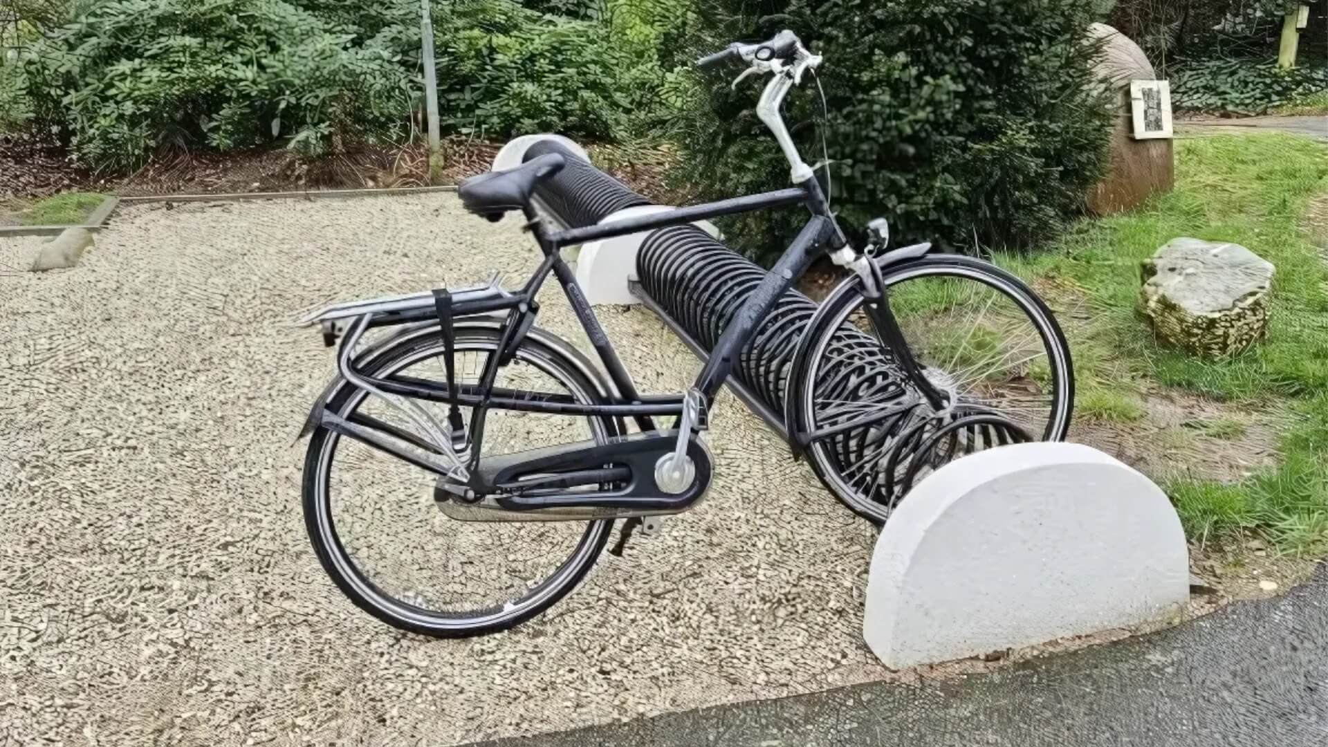 Vrijstaand stalen fietsenrek met betonnen voeten voor stabiele plaatsing in openbare ruimte