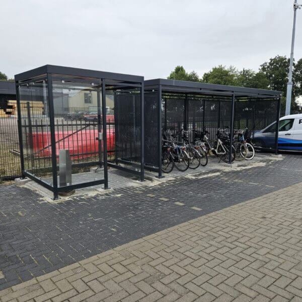Rookabri en fietsoverkapping kopen Combinatie van rookabri en fietsoverkapping met geperforeerde zijpanelen en ESG glas, geplaatst in Marum