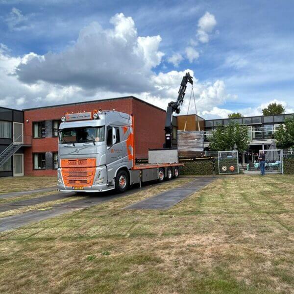 Rookabri bestellen met kraan Rookruimte van Umfeldt wordt met vrachtwagen en kraan geleverd bij zorginstelling.
