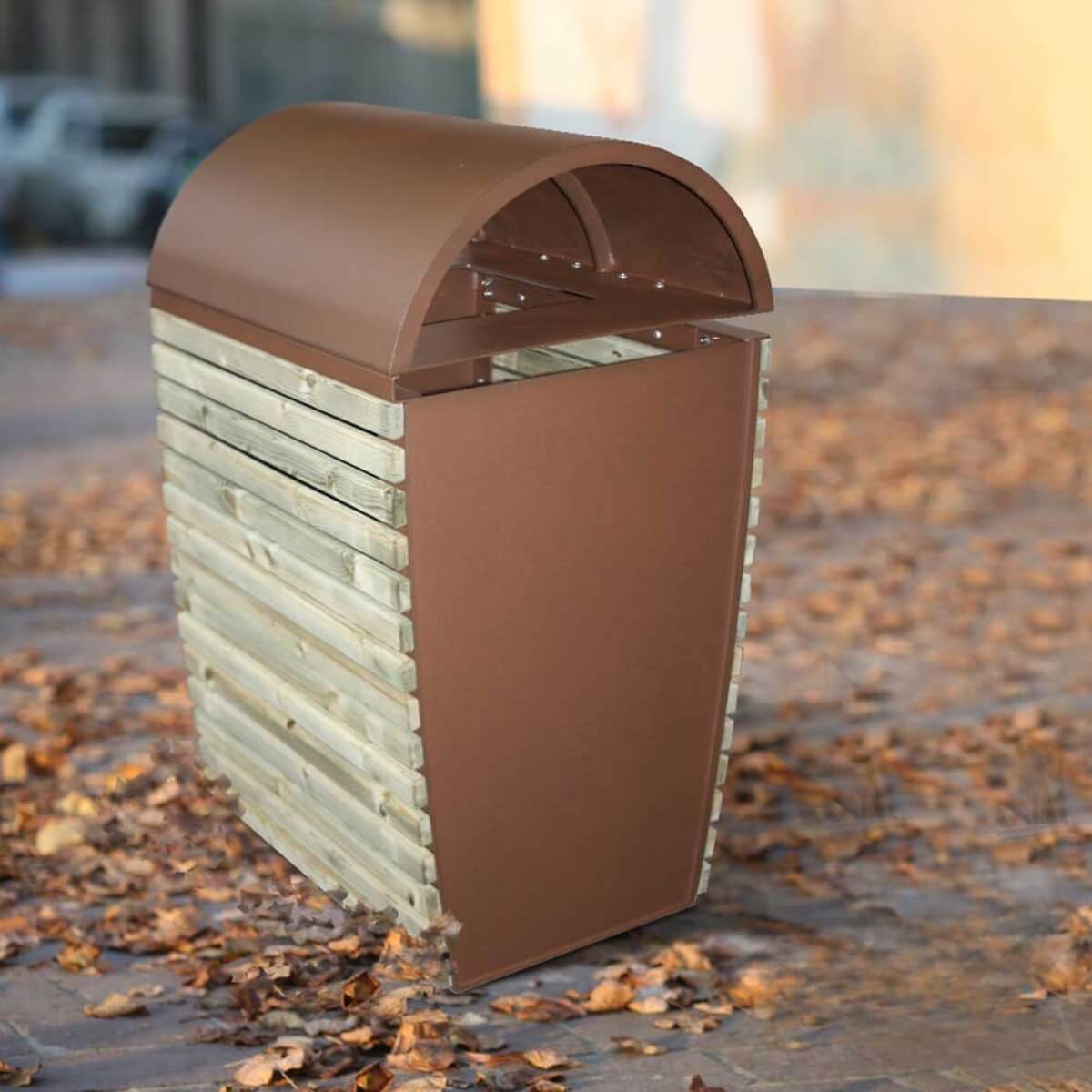 Straatmeubilair afvalbak met bruine stalen frame en geplaatst buiten in herfst