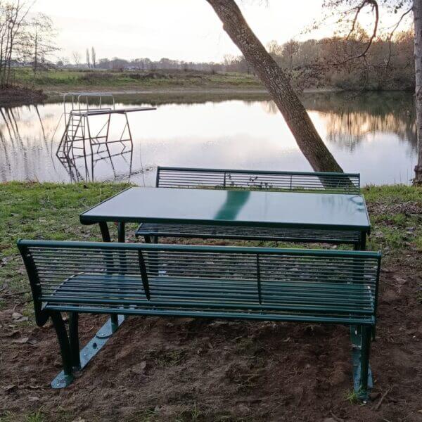 Picknickset van staal kopen RAL 6005 picknicktafel met rugleuningen, geplaatst aan een rustige plas in Wilp.